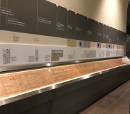 Vitrine mit Papyrusseiten des Totenbuchs