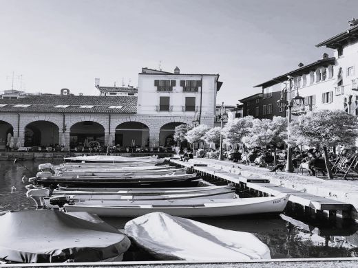 Promenade und Bootanligeplatz in Desenzano del Garda am Gardasse
